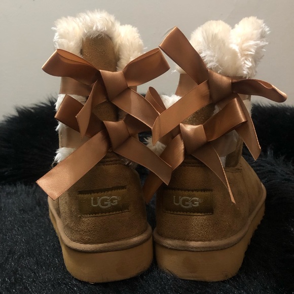 UGG Bailey Bow II Tan size 9 Worn once Excellent condition - Picture 3 of 3